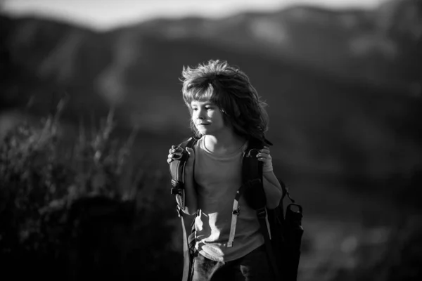 Kind met rugzak wandelen in schilderachtige bergen. Jongen lokale toerist gaat op een lokale wandeling — Stockfoto