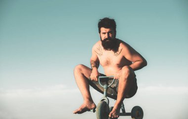 Komik motorcu. Küçük bir bisiklete binen çılgın adam..