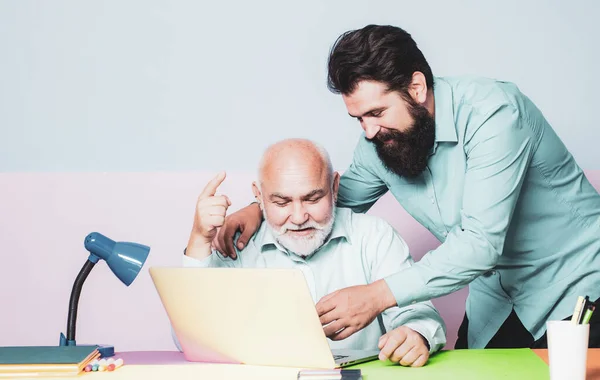 Due colleghi che lavorano insieme a ufficio su sfondo a colori. Colleghi aziendali che lavorano insieme in ufficio a colori . — Foto Stock