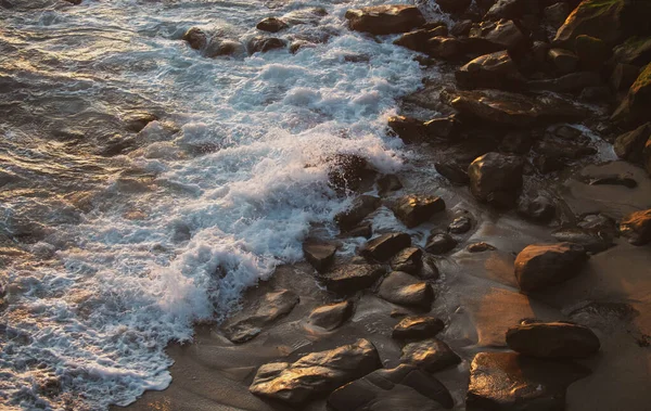 Ondas de mar e rocha na praia. Bela natureza da paisagem marinha. Viagens e férias, espaço de cópia. — Fotografia de Stock