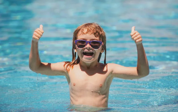 Actividades niño en la piscina, niños nadando y jugando en el agua, niños felicidad y verano. Niño nadando en la piscina. —  Fotos de Stock