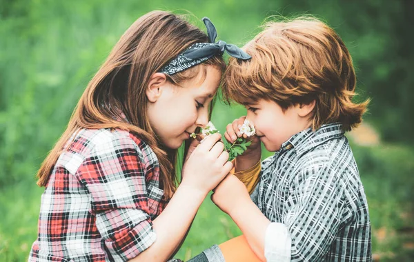 Alles Gute zum Valentinstag. Schöne Kinder genießen Pusteblume im Frühlingspark. — Stockfoto