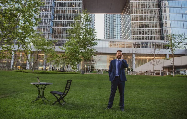 Homem de negócios usando smartphone. Empresário falando ao telefone. — Fotografia de Stock