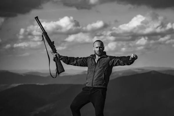 Jagdausrüstung - Jagdzubehör und Ausrüstung. Ein Jäger mit einem Jagdgewehr jagt im Sommerwald. Kollidierende Sicht. Jagd in Russland. — Stockfoto