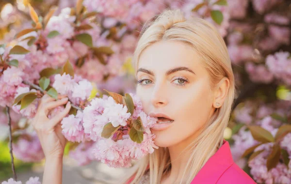 Voorjaarsmeisjes mode. De tong. Blossom vrouw. — Stockfoto