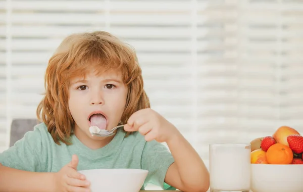 Grappig kind met een bord soep. Kinderdiner. — Stockfoto