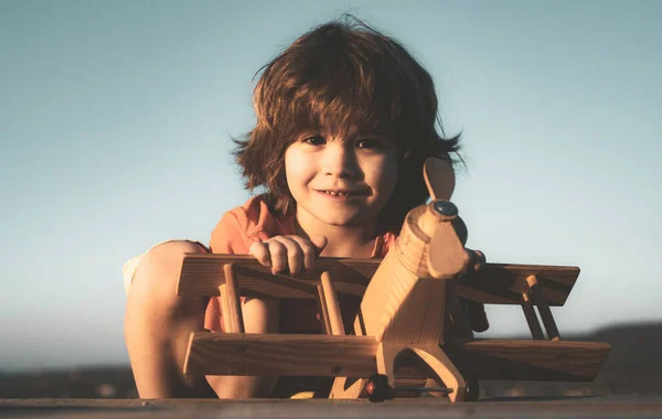 Enfant pilote aviateur avec enfants avion rêve de voyager en été dans la nature. — Photo