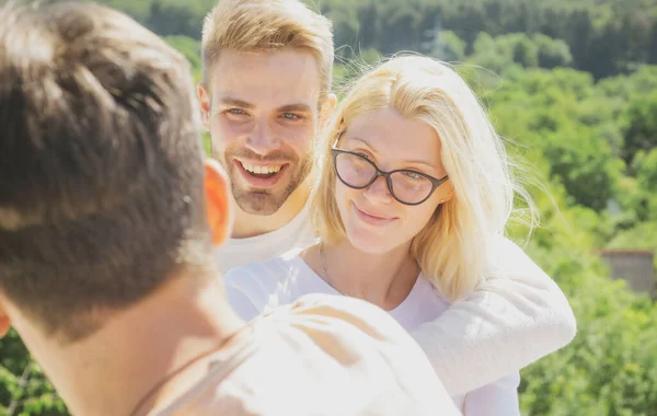 Vänner hipstermöte. Ungdoms tonåring hälsar på varandra. — Stockfoto