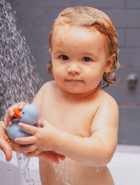 Laver adorable bébé dans la salle de bain. Enfant avec de la mousse de savon sur les cheveux prenant un bain. Portrait rapproché d'un enfant souriant, des soins de santé et de l'hygiène des enfants. Douche enfant. — Photo