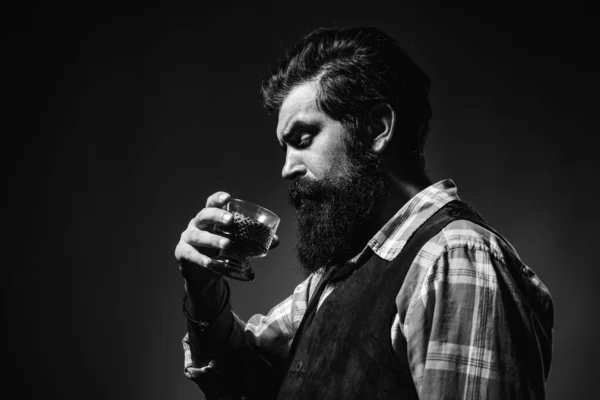 Mann mit Bart hält Glasschnaps in der Hand. Suchtalkoholismus. Alkoholsucht gefährlich. Alkoholsucht - bekommen Sie die Behandlung, die Sie brauchen. — Stockfoto