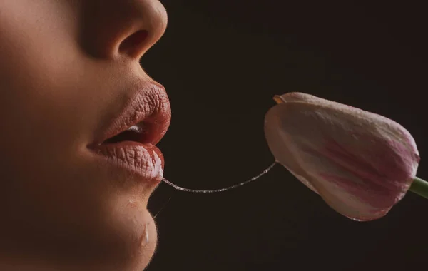Oral seks, orgazm. Seksi kadın ağzı ve çiçekler. Laleli kız dudakları. — Stok fotoğraf
