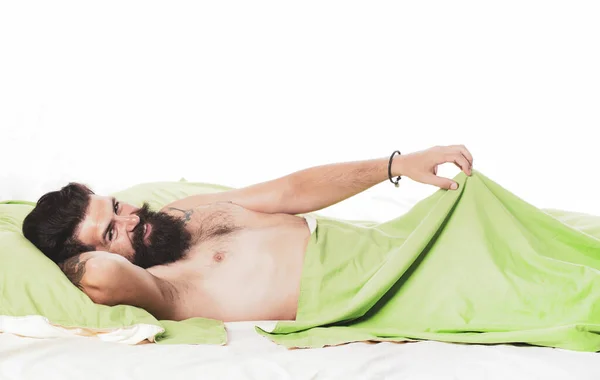 Potencia sexual. Imitando la erección. Buenos días. Hombre guapo durmiendo en la cama . — Foto de Stock