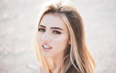 Güzel kadın yüzü. Güzel genç kadının açık hava yaşam tarzı portresi. Doğal güzellik. Seyahat ve gençlik. Mükemmel beyaz dişler. Yakından kapatın. Sağlıklı saçlar.
