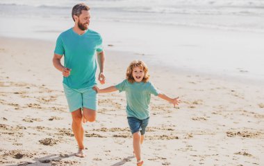 Baba ve çocuk dışarıda oynuyorlar. Mutlu aile kavramı.