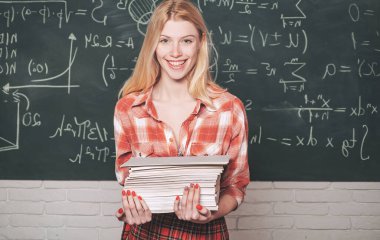 Genç üniversite öğrencisi çalışma salonunda zor sınava hazırlık duygusallık bakıyor. Seksi Öğrenci. Okula geri dön. Öğretmenler günü. Ders. Kitapları olan şehvetli kız öğrenci. Bilgi günü.