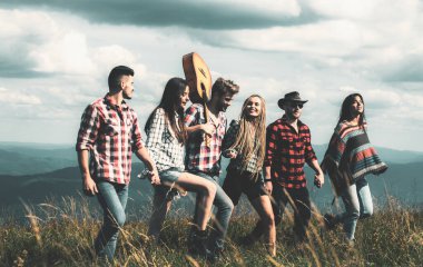 Doğada yürüyen bir grup mutlu insan. Arkadaşlar dışarıda gülüyor..