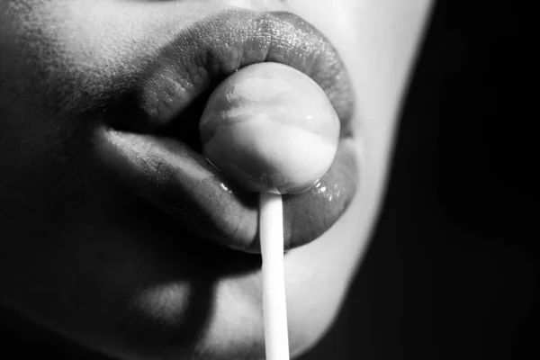 Close up Lippen saugen einen Lolipop, Lollypop. Frau mit Lutscher im Mund. Rote Lippen, Schweißtropfen. — Stockfoto