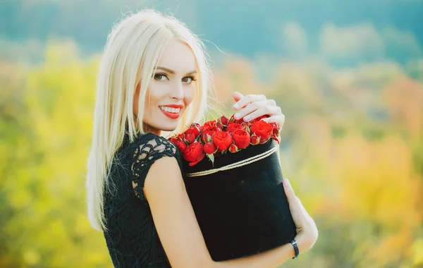 Kvinna med skönhet ansikte, ansiktshud porträtt. Vacker flicka med rosenblommor. — Stockfoto