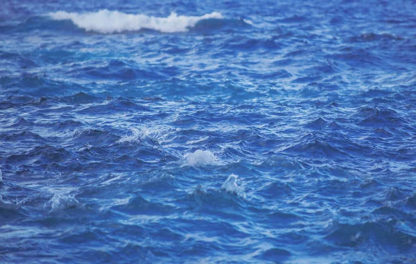 Calma textura de la superficie del agua de mar con salpicaduras y olas. Fondo abstracto de la naturaleza. Fondo de la superficie del agua del océano acuático. — Foto de Stock