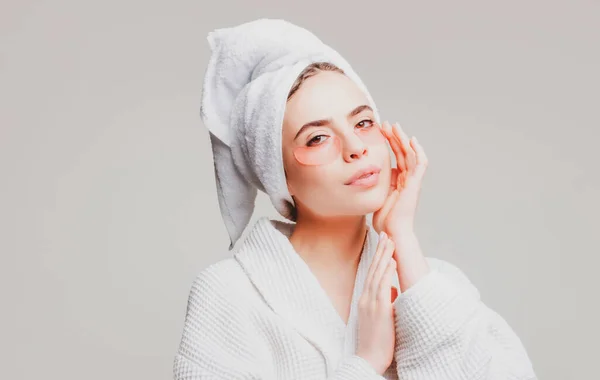 Retrato de mujer de belleza con parches en los ojos que muestran un efecto de la piel perfecta. Bajo las máscaras para la hinchazón, las arrugas, las ojeras. Mujer sexy en albornoz blanco aplicando parches para los ojos. —  Fotos de Stock