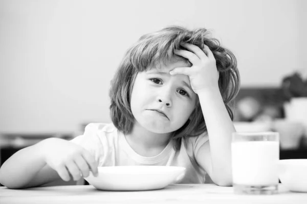 Ik heb geen honger. Hij weigert te eten. Kind heeft geen eetlust. Verontruste kleine jongen weigert biologische granen te eten met melk. Kindervoeding. — Stockfoto