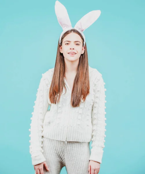 Chica sorprendida con orejas de conejo en el día de Pascua sobre fondo aislado. — Foto de Stock