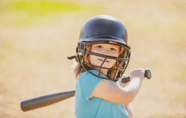 Egy baseballütővel pózoló kisfiú. Egy baseball-játékos gyerek portréja. — Stock Fotó