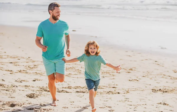 Pai e criança brincando ao ar livre. Conceito de família feliz. — Fotografia de Stock