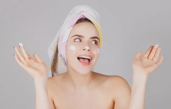 Maschera facciale donna eccitata, viso argilla. Bella donna stupita con procedura cosmetica viso, concetto di pelle spa. Cura della pelle trattamento di bellezza. Cosmetologia e spa. — Foto Stock