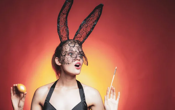 Happy Easter Sexy kobieta z bunny uszy na czerwonym tle. Koncepcja Wakacje Wielkanoc. Portret z bliska. Zdobienia jaj. Ferie wiosenne. — Zdjęcie stockowe