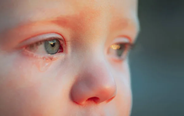 Płacz dziecko z błękitnymi oczami. Mały, czuły chłopczyk płacze. Kropla do oczu, kropla łez małego, słodkiego dzieciaka. Emocjonalne dziecko tęskni za mamą. Koncepcja dzieciństwa. — Zdjęcie stockowe