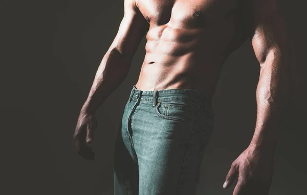 Närbild foto av en atletisk kille med perfekta abs. Killen med en naken bål. Snygg muskulös man med sex-pack abs. — Stockfoto