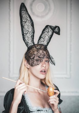 Paskalya yumurtaları. Güzel genç kadın resim yumurta. Güzel şehvetli kadın ve görünüyor portre sensually çok moda. İfade.