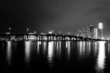 Miami şehir merkezinde. Miami, Florida, ABD şehir merkezi silueti.