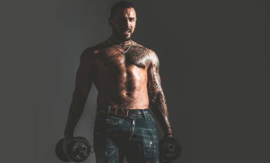 Kas yığını seksi erkek çıplak halterli gövde.