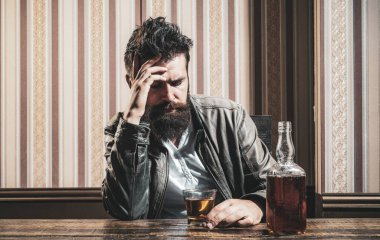 Alkolizm. Bağımlılığı kriz. Alkol bağımlılığı ve insanlar kavramı erkek alkolik geceleri konyak içmeye. Depresif dostum içinde bar alkol bir şişe. Bağımlılığı durdurmak. Adam kriz kavramı.