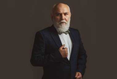 Büyükbaba. Suit 'teki son sınıf öğrencisi. Orta yaşlı bir adam.