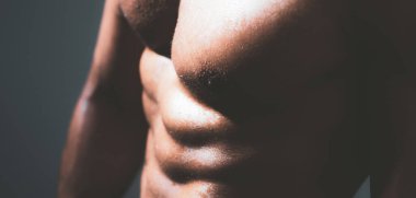 İnsan gövdesi. Karın kaslı yakışıklı bir adam..