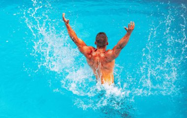 Mavi su arka plan üzerinde mükemmel erkek Gövde. Paradise'ta tatil. Tatil. Lüks Seyahat Uzmanı. Genç adam Yüzme Havuzu Konsepti. Bahamalar veya Bermuda rahat - seyahat kavramı.