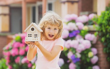 Heyecanlı çocuk yeni bir rüya evi yapıyor. Genç bir aileye ev sahipliği yapmak. Hayret bir çocuk yeni bir ev hayal ediyor..