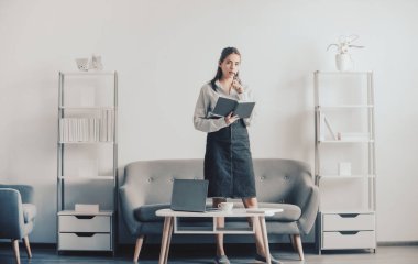 Ofisteki modern işyerinde çalışan çekici bir sekreter kadın. Ofisin içindeki güzel muhasebeci kız..