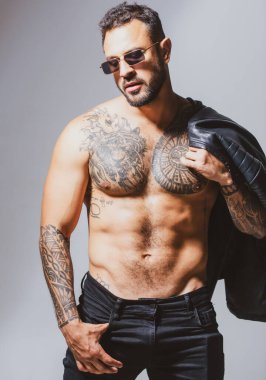 Moda ve seksi erkek model. Seksi bir adam. Çıplak erkek omuzları, üstsüz atletik vücudu..
