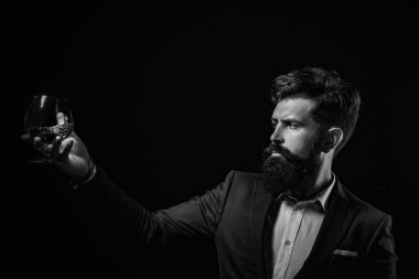 Alkol problemleri için tedavi. Alkolizmden muzdarip zarif bir adam viski içiyor..