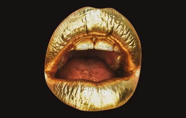 Sorpresa. Cosméticos y maquillaje. Lápiz labial y brillo de labios dorados. Sexy y sensual boca abierta. Primeros labios dorados. Belleza y moda. —  Fotos de Stock