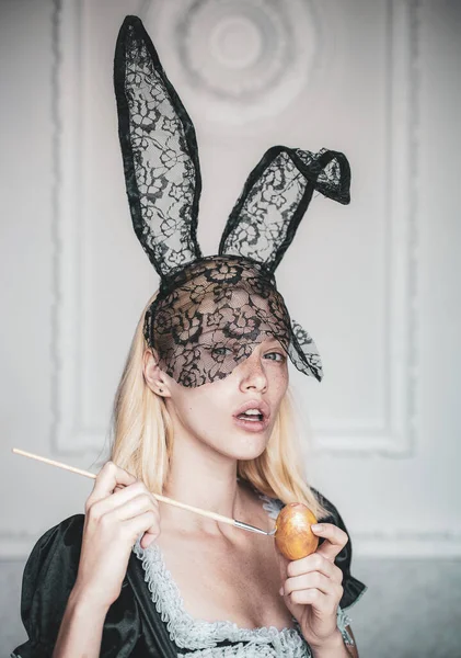 Paskalya yumurtaları. Güzel genç kadın resim yumurta. Güzel şehvetli kadın ve görünüyor portre sensually çok moda. İfade.