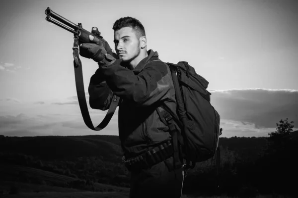 Argile sportive et tir à l'écheveau. Chasseur avec fusil de chasse en chasse. La chasse est la pratique de tuer ou de piéger des animaux. Pistolet de chasse . — Photo