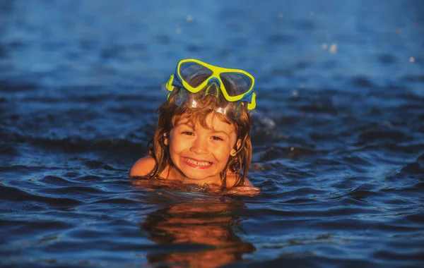 아이들은 수영을 합니다. 스노클링하는 꼬마. 물 속을 탐사하는 마스크를 쓴 소년. — 스톡 사진
