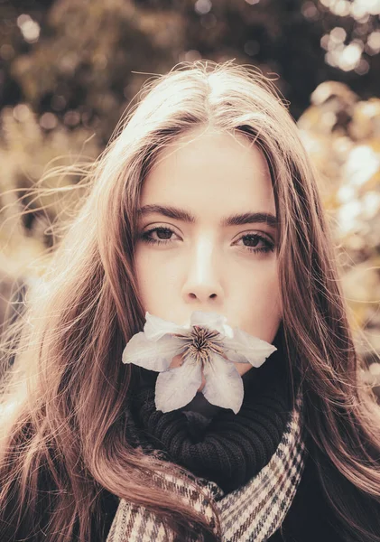 Tempo livre da primavera. Mulher bonita com flutuador em mouht. Menina bonita alegre em suéter ao ar livre no belo dia de outono . — Fotografia de Stock