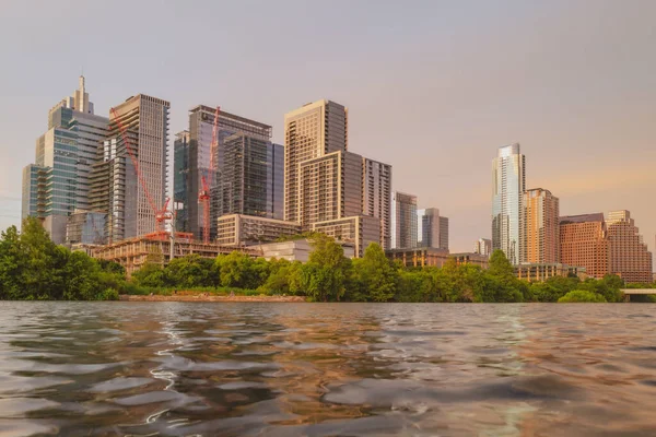 Incrível dramático Austin Texas Sunset Mirror Town Lake Reflexão com nuvem colorida Refletindo sobre o rio Colorado. — Fotografia de Stock