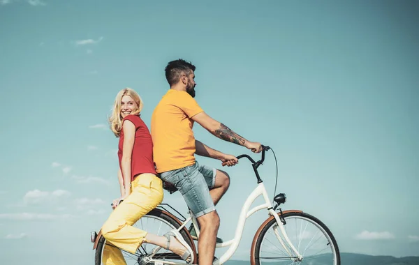 사랑과 로맨틱 한 날짜 개념. 빈티지 자전거와 커플. 사랑과 라이프 스타일의 개념. 첫사랑. — 스톡 사진